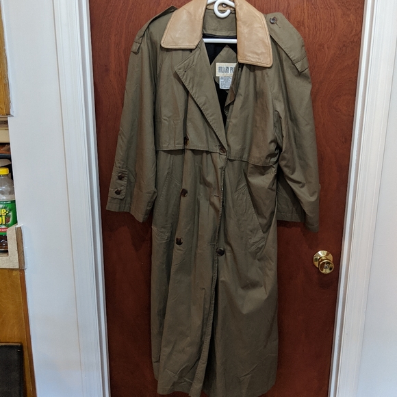 Ladies trench coat or raincoat. - Picture 1 of 3